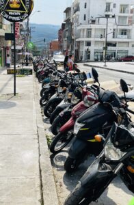 Motocicletas parqueadas en el centro de Mocoa.