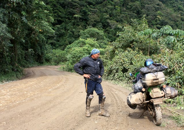 Travesía Acre - Beni, ruta Yucumo - Caranavi, revisando la moto.