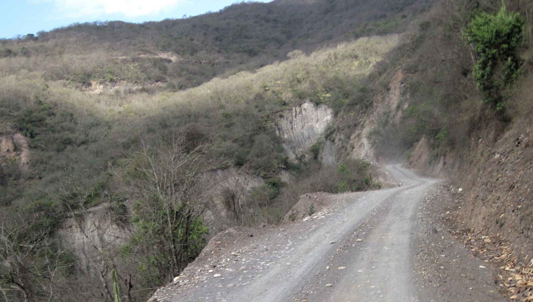 Travesía La Paz - Tunari, ruta Coroico - Cahuata, carretera destapada.