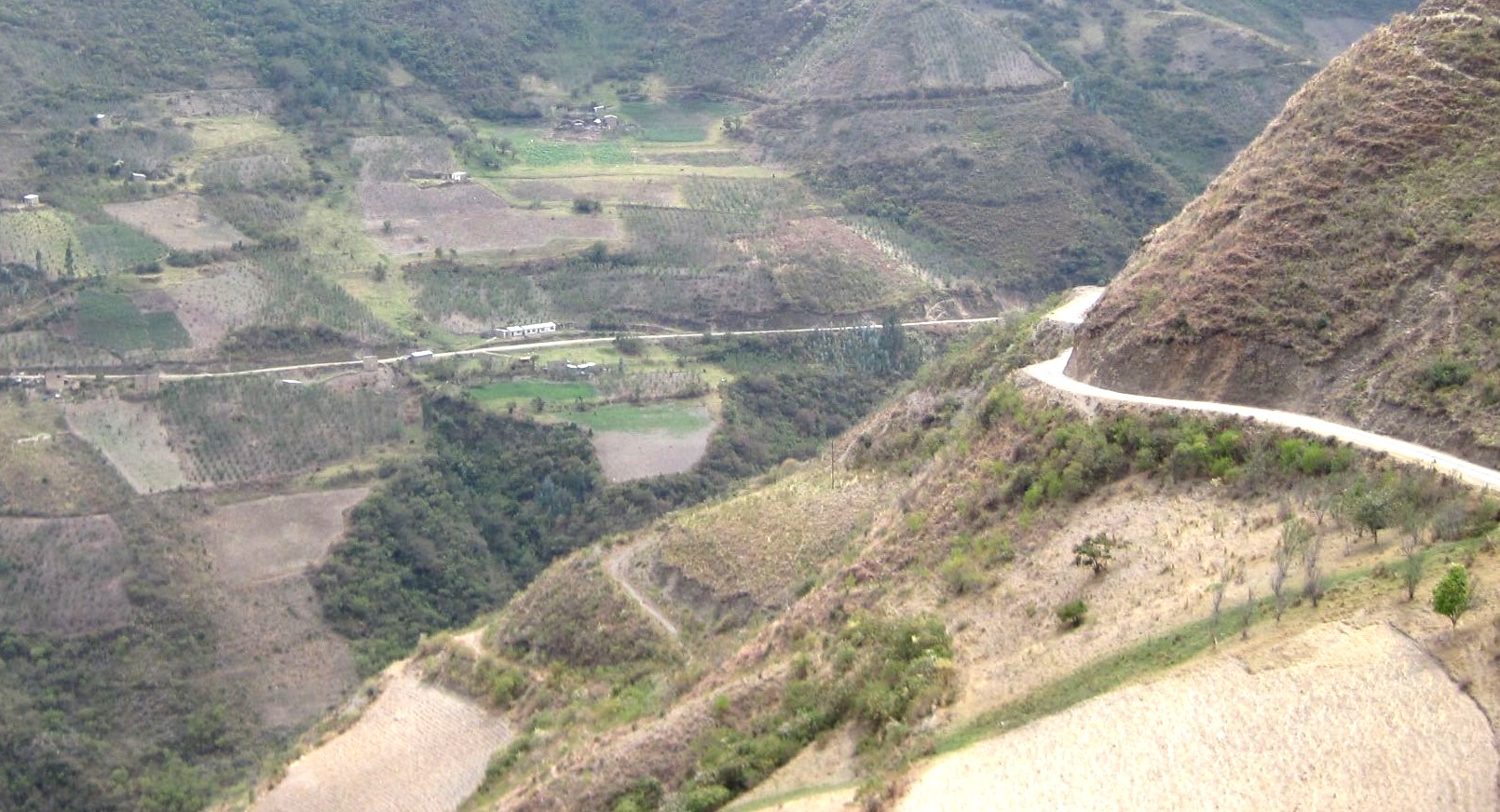 Travesía Coroico - Cochabamba, ruta Cahuata - Morocha, carretera haica el Sacambaya.