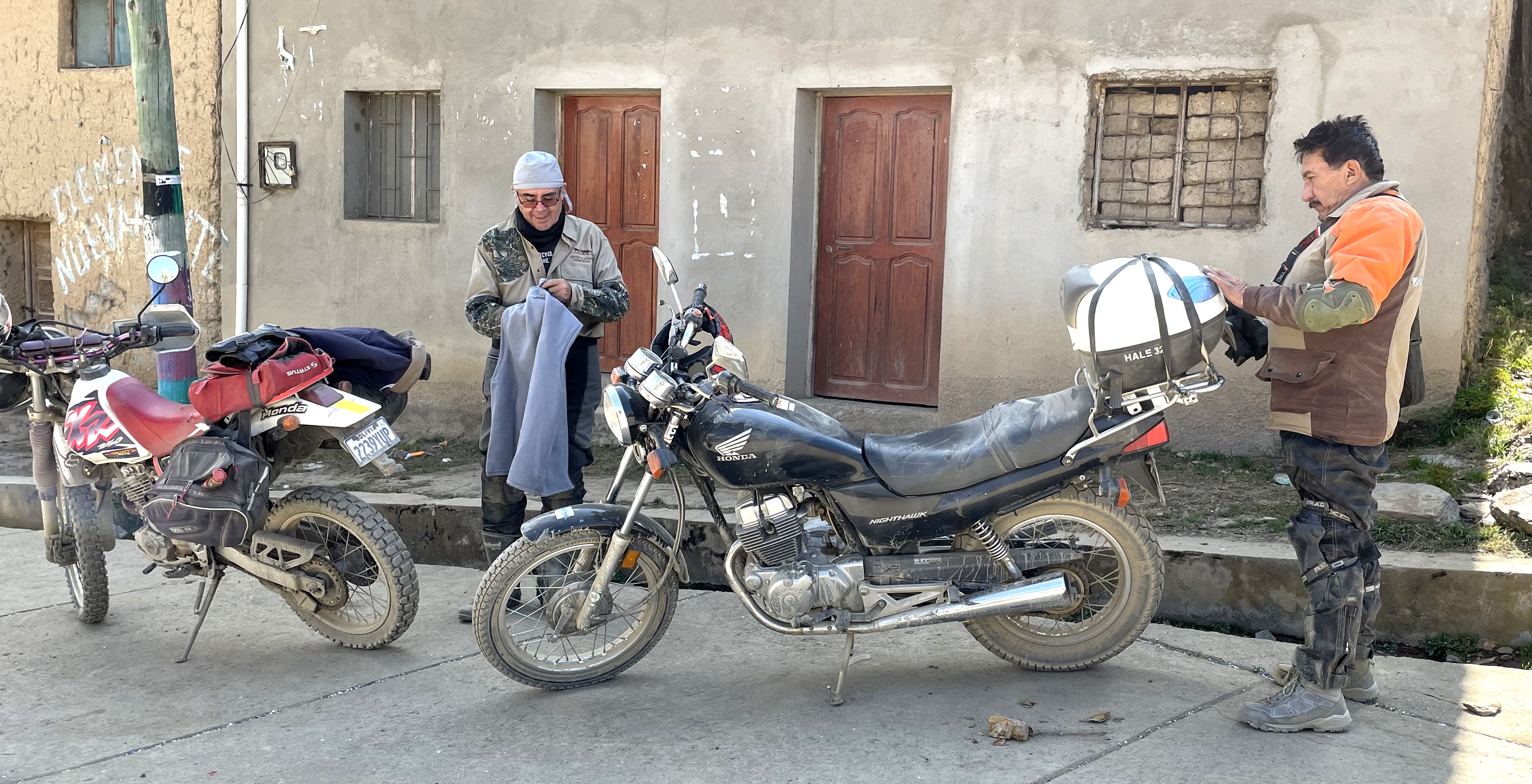 Ruta Palca - Irupana con los paseanderos Chalo y Killy alistando sus motos en Lambate.