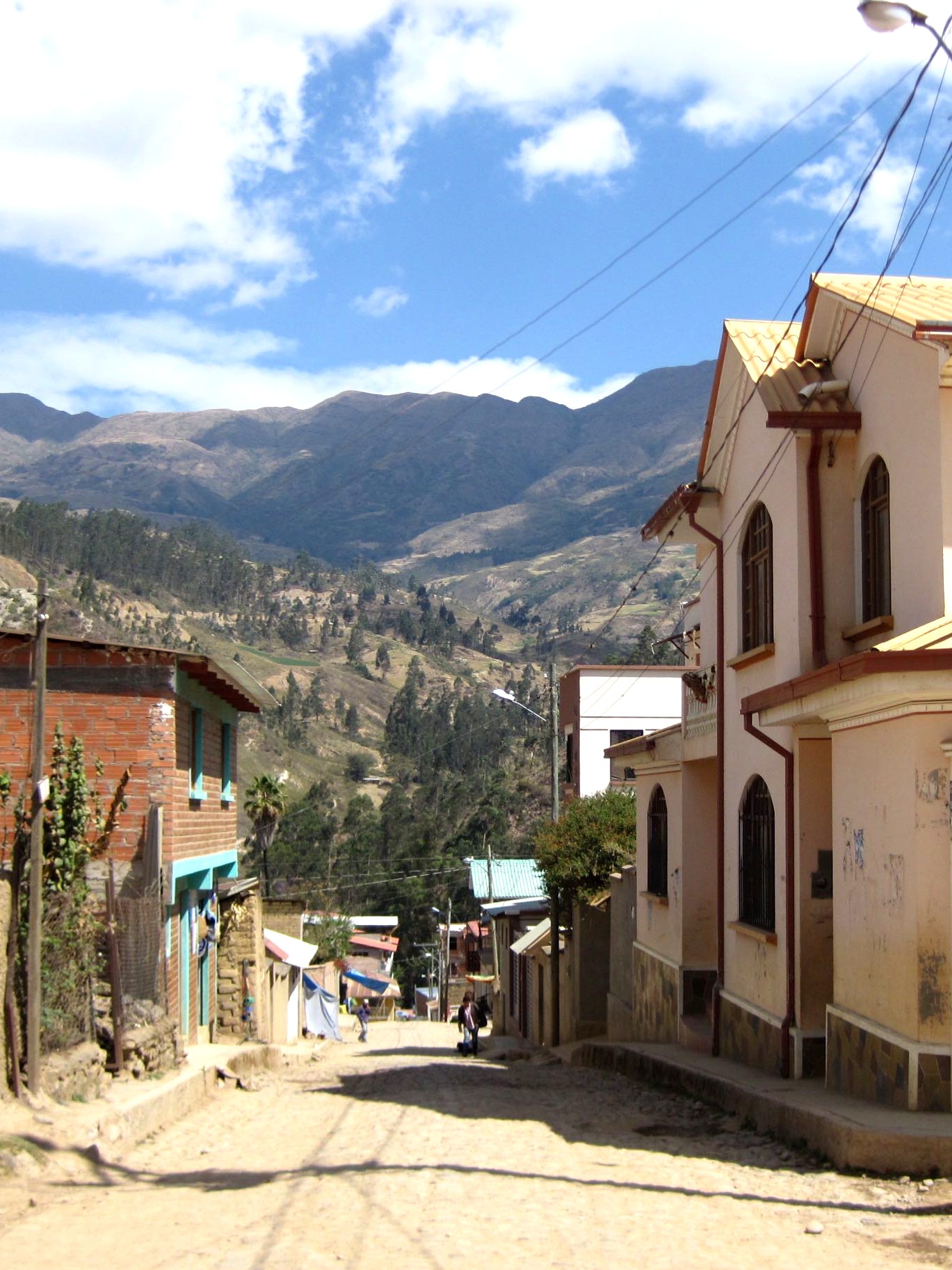 Travesía Coroico - Cochabamba, ruta Cahuata - Morocha, calle de Independencia.