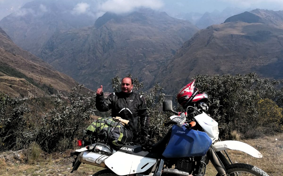 Ruta Palca - Irupana con el Grupo Paseanderos, Marco, su DR650 y el paisaje de los profundos valles de los Yungas.