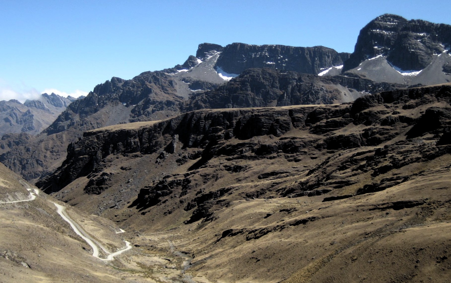 Travesía La Paz - Tunari, montañas con nieve saliendo de Morochata, viaje de Momo y María en una KLR-650 el 12 de setiembre del 2012.