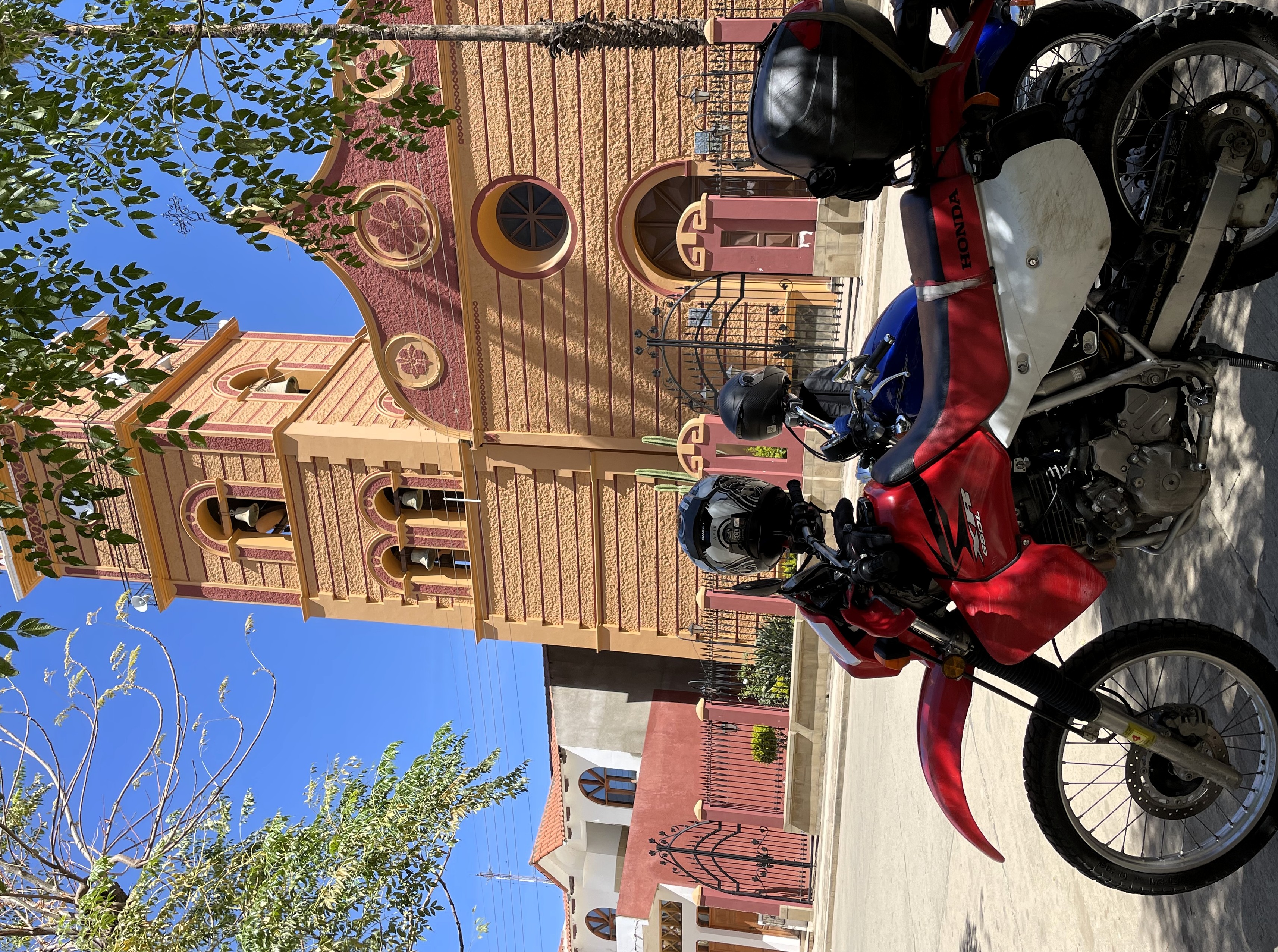 Ruta Cochabamba - Mizque Cocha, iglesia y motos.