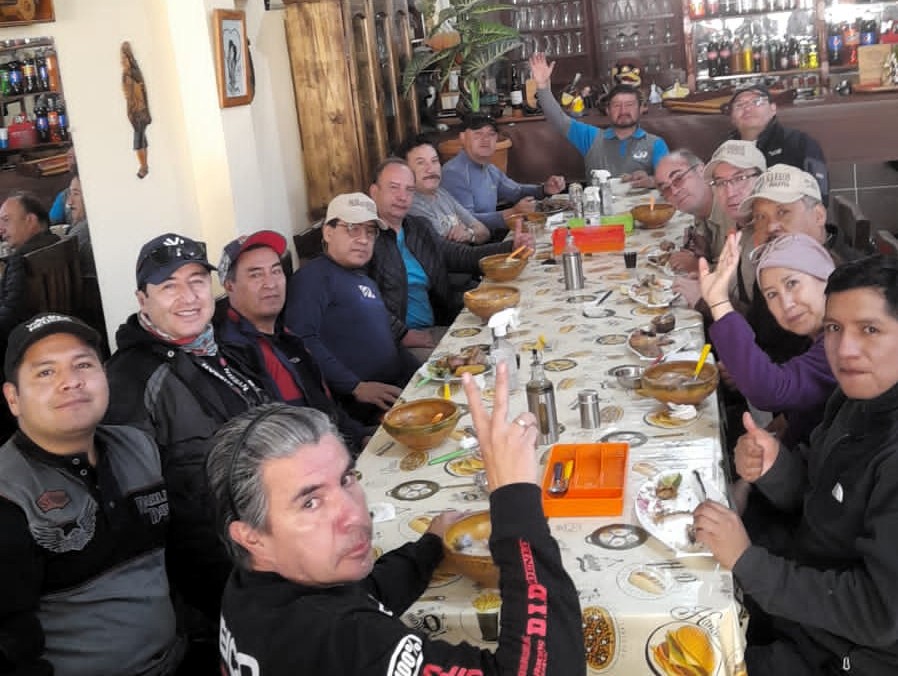 Ruta Quime - Cochabamba, paseanderos almorzando en Quime.