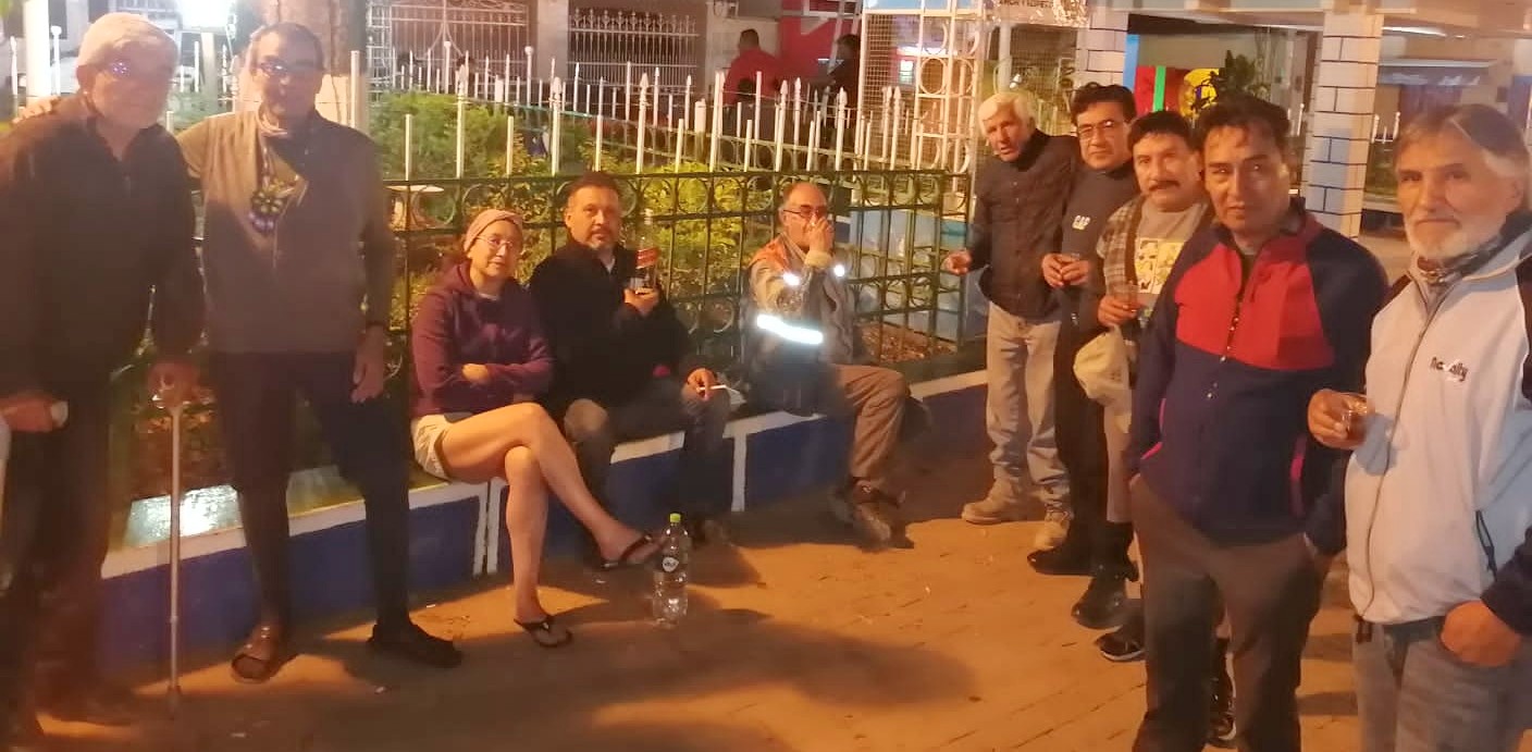 Ruta Palca - Irupana con el Grupo Paseanderos, compartiendo en la plaza por la noche.
