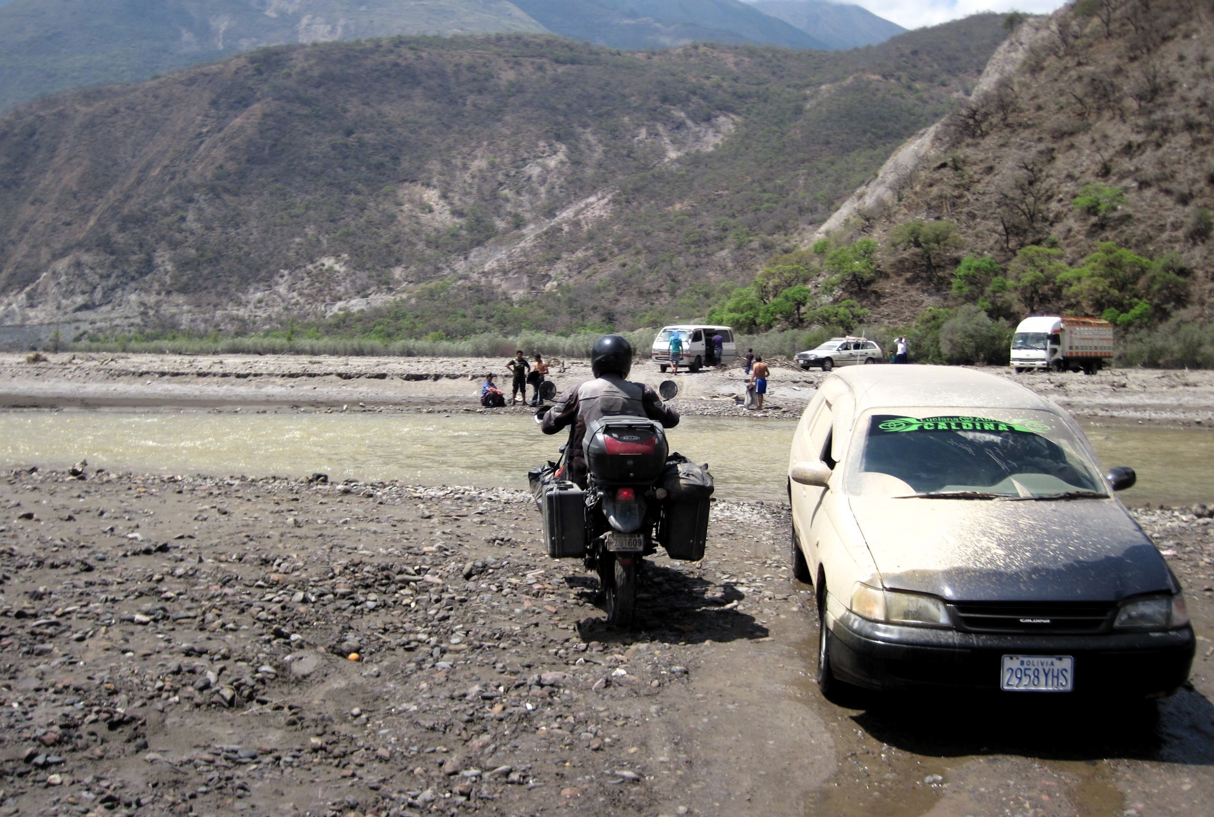Travesía Coroico - Cochabamba, ruta Cajuata - Morochata, Momo en el río Sacambaya.