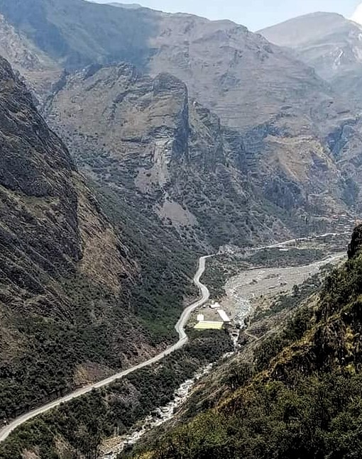 Ruta Quime - Cochabamba en moto XR650L, paisaje del valle del río Khatu.