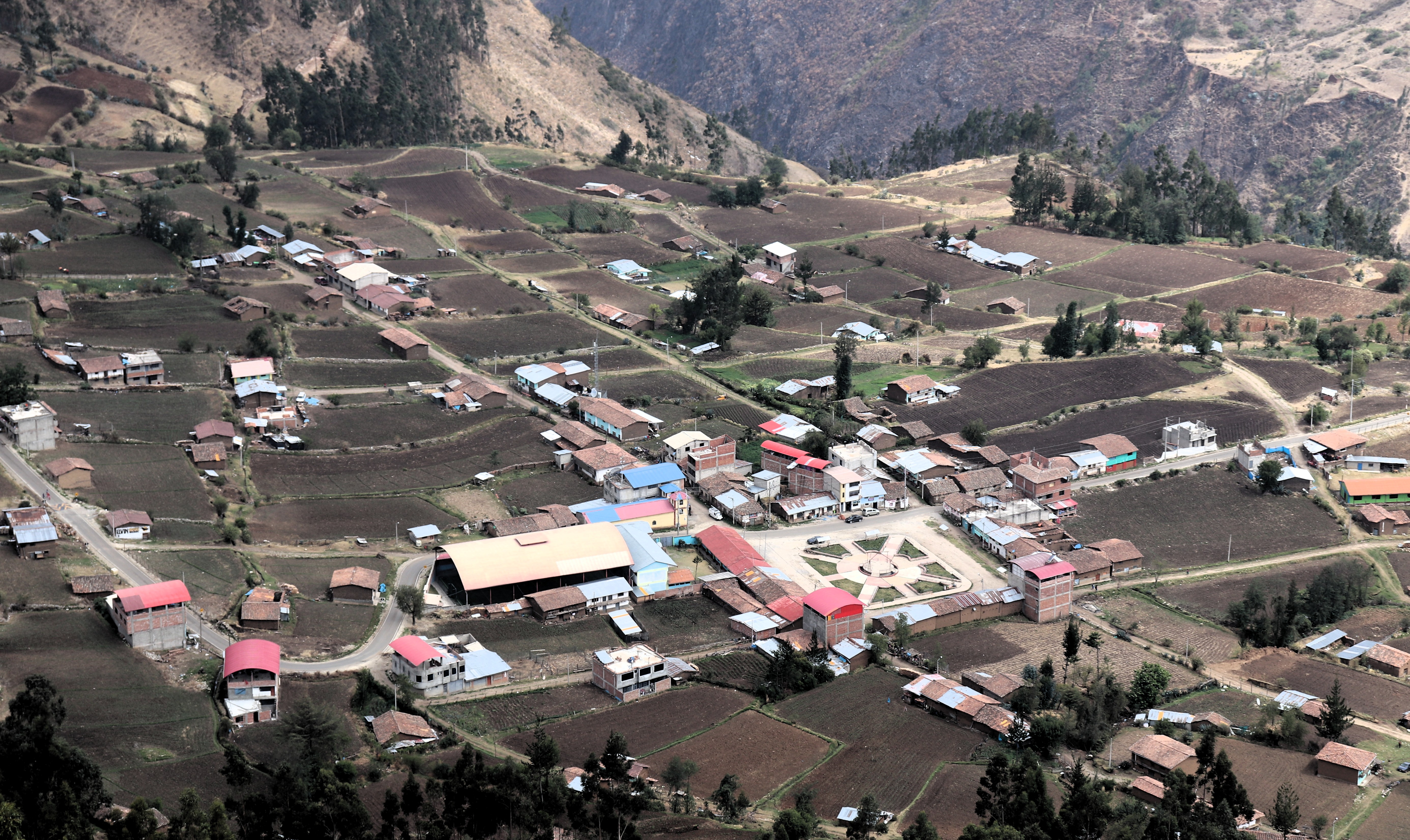 Travesía Cusco - Rancho Grande, carretera angosta, pueblo Cayhuachahua