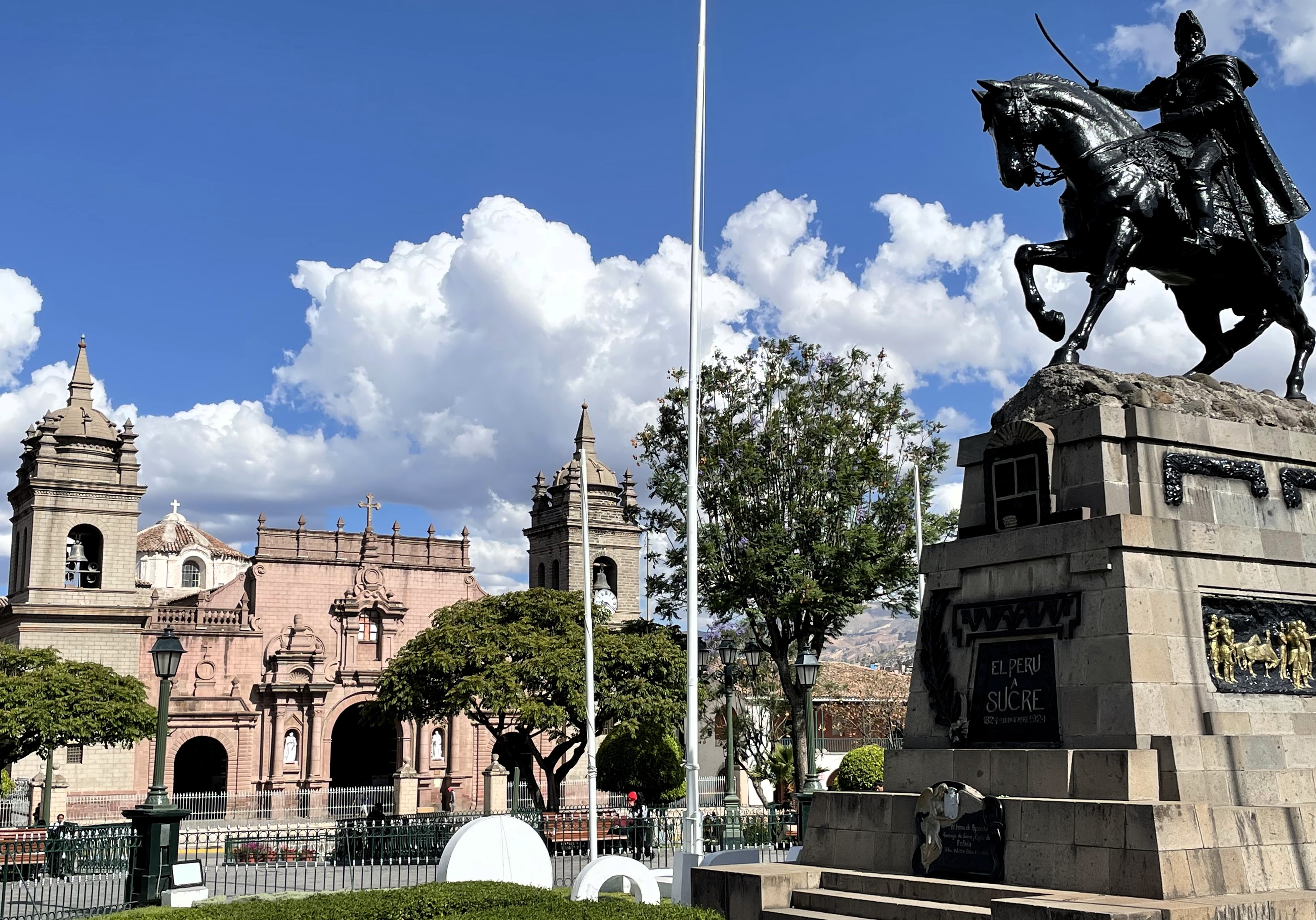 Travesía Cusco - Rancho Grande, plaza de Ayacucho: iglesia y monumento a Sucre
