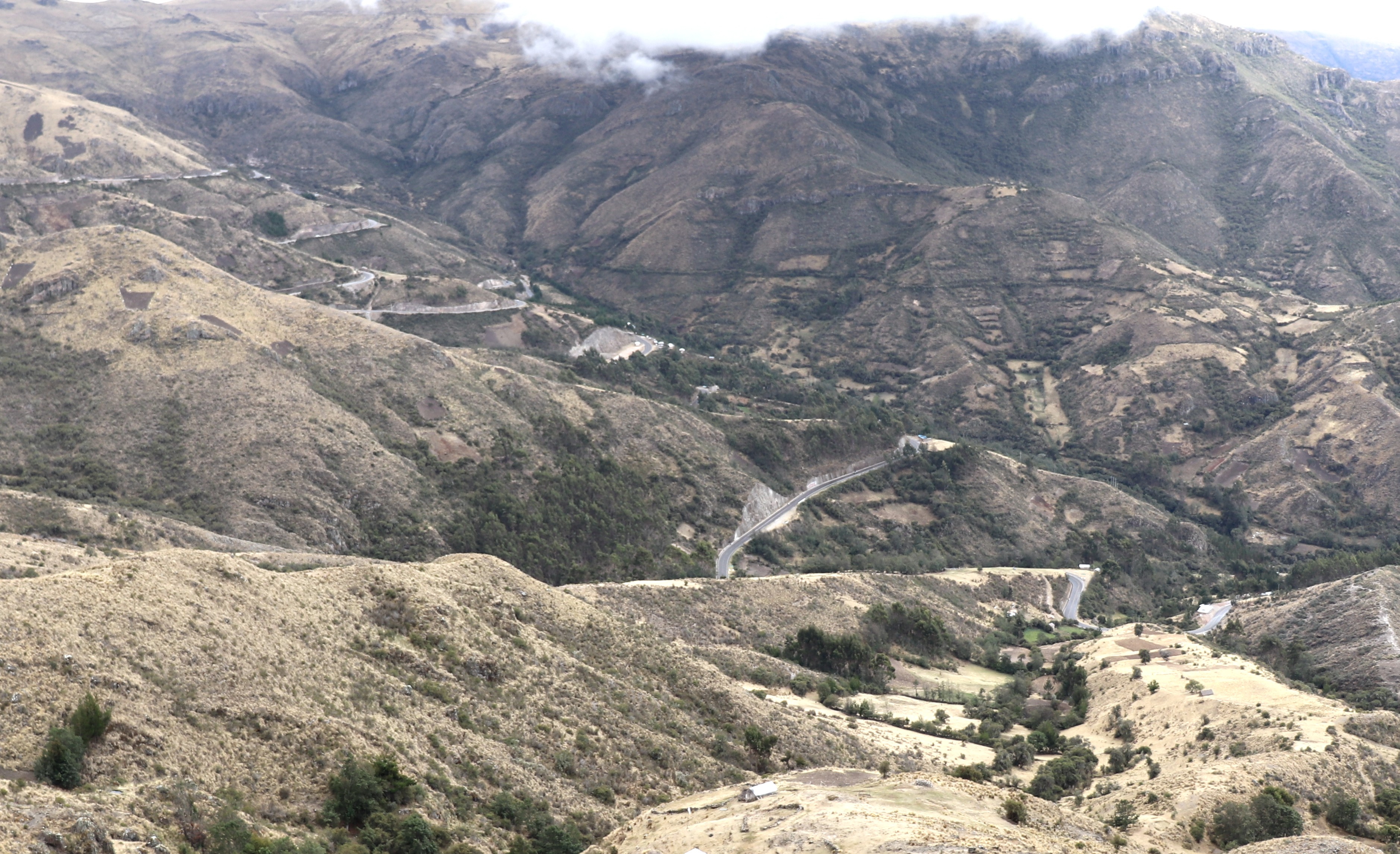 Travesía Cusco - Rancho Grande, carretera de ascenso de Ocros al páramo