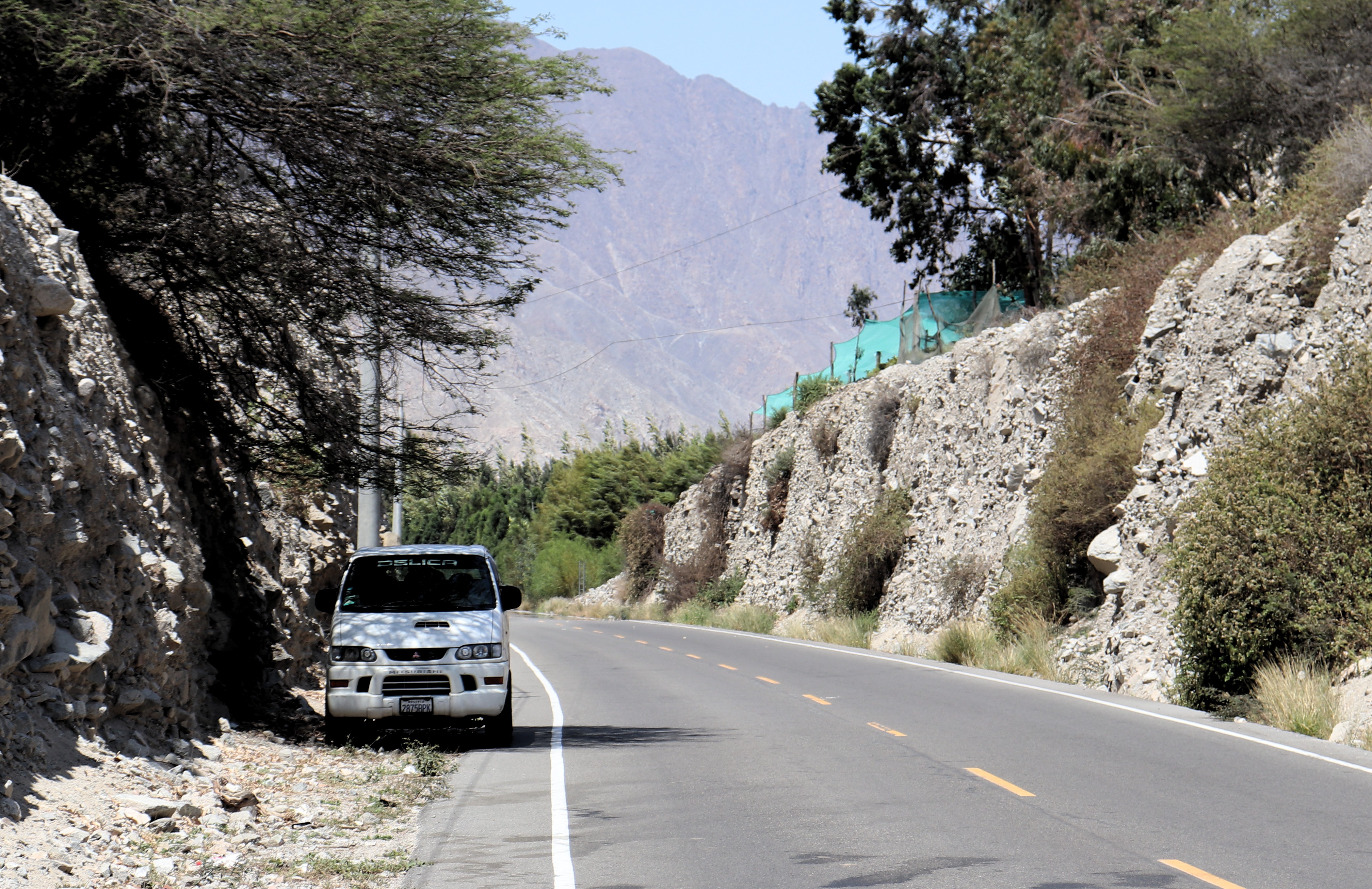 Travesía Cusco - Rancho Grande, Delica97 en la carretera en la margen del río Pisco.