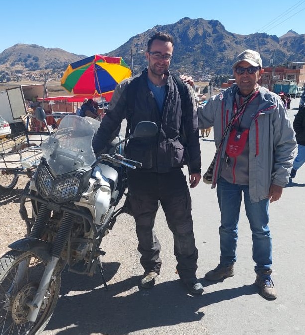 Travesía Achumani - Cusco, Momo con viajero inglés en Kasani, frontera entre Bolivia y Perú.