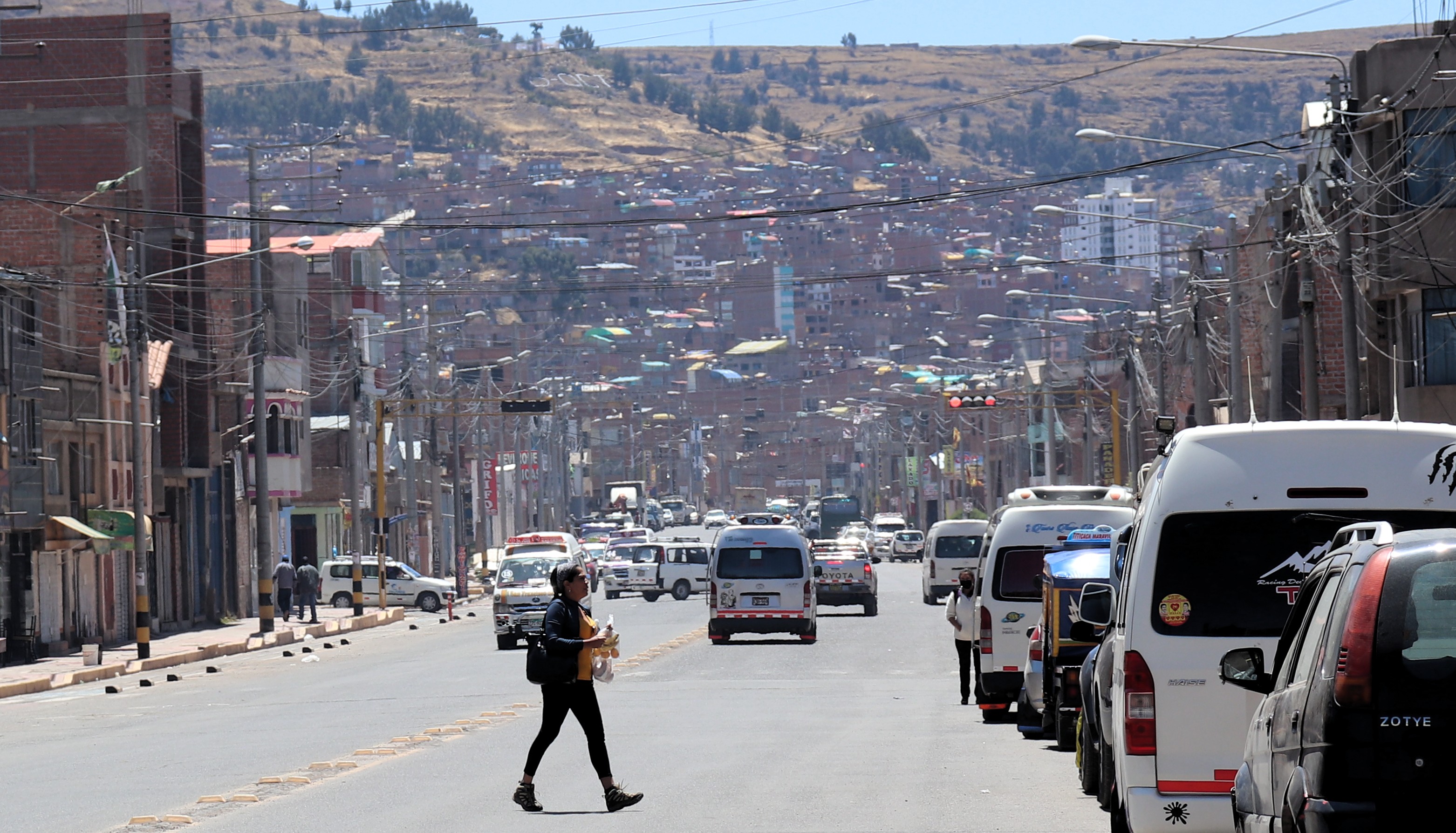 Travesía Achumani - Cusco, María de compras en la calle principal de Puno; SOAT y refrigerio.
