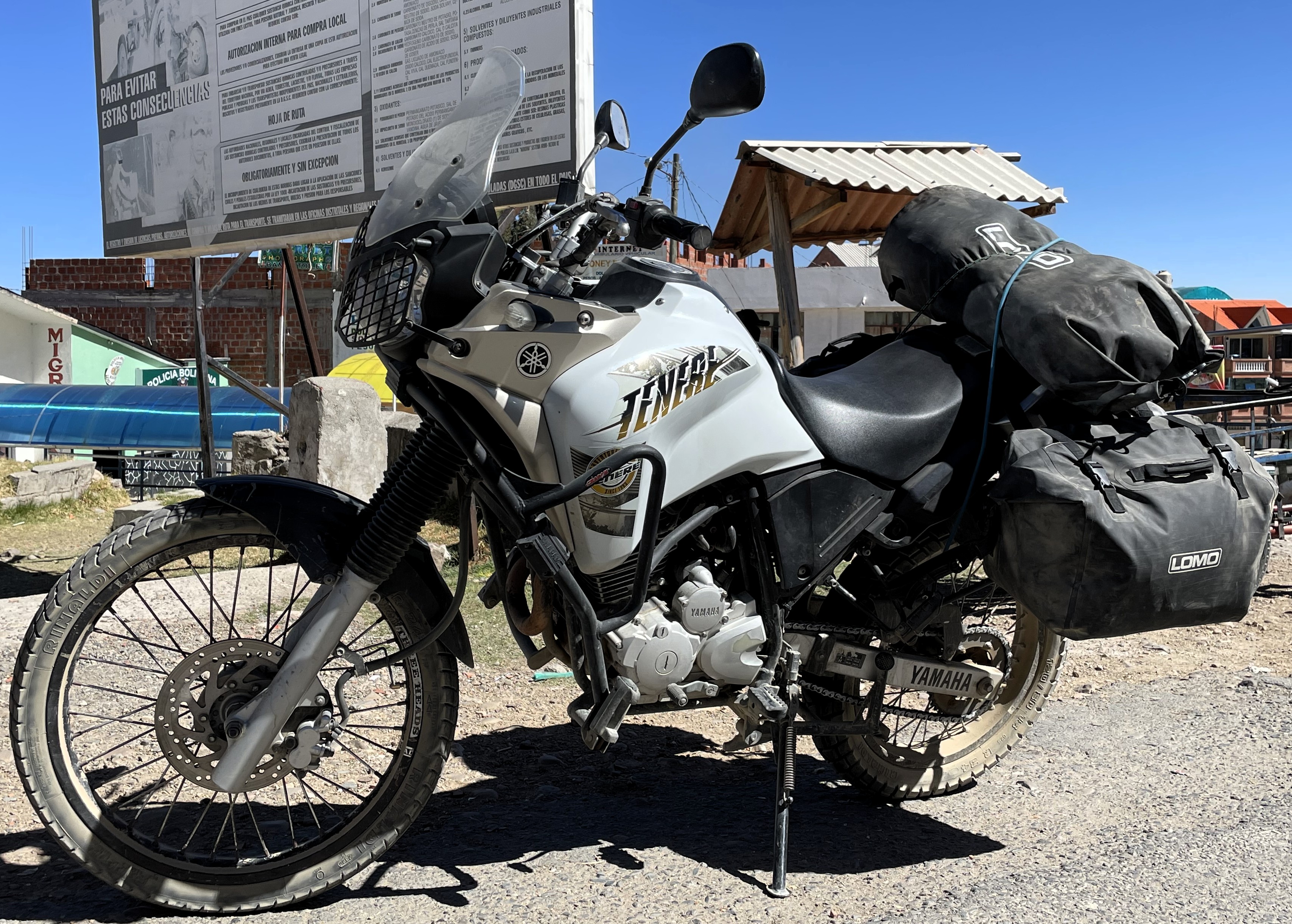 Travesía Achumani - Cusco, moto Teneré en Kasani, Bolivia frontera con Perú.