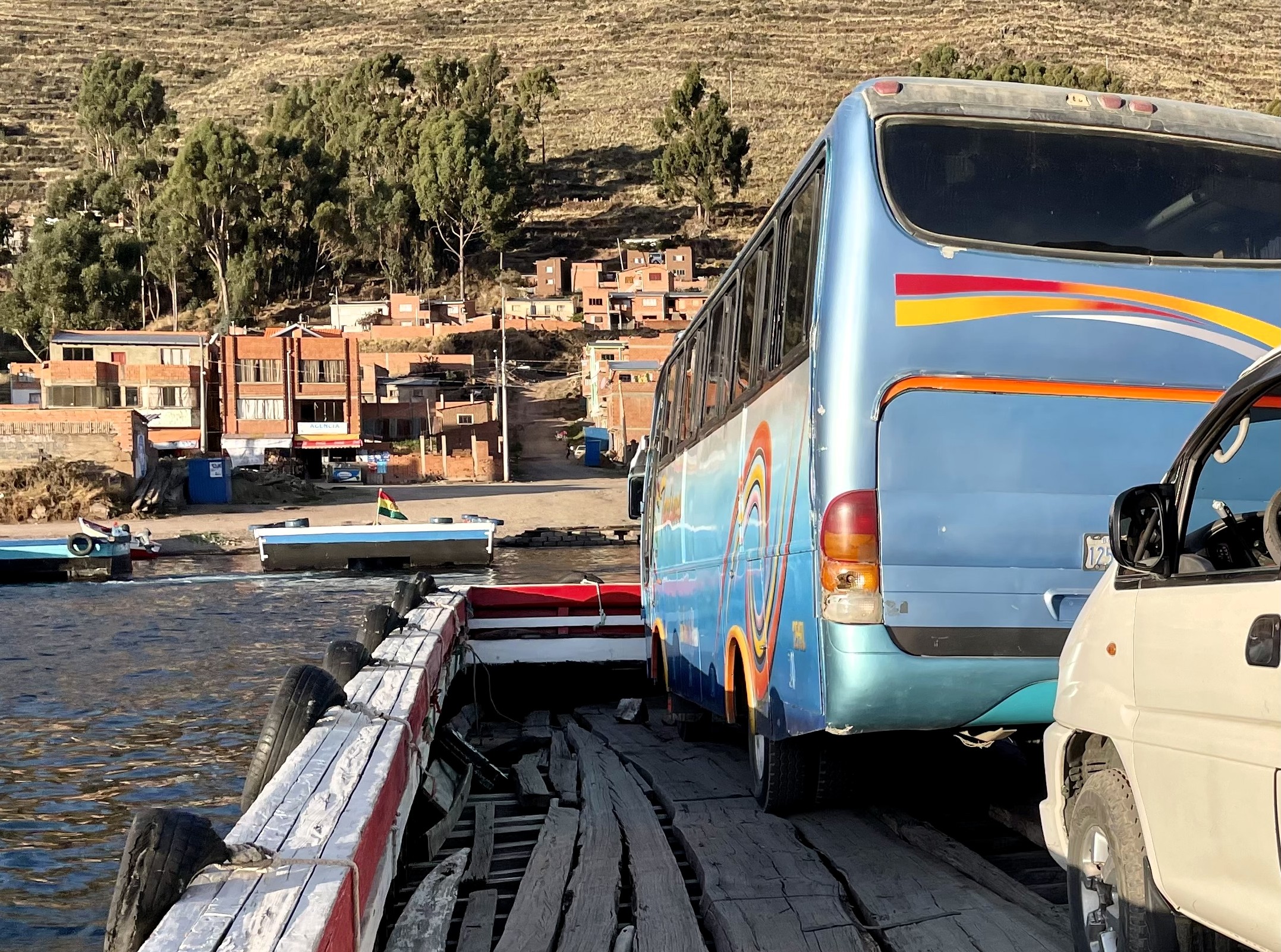 Travesia Achumani - Cusco, pasando el estrecho de Tiquina, lago Titicaca, en una barcaza.