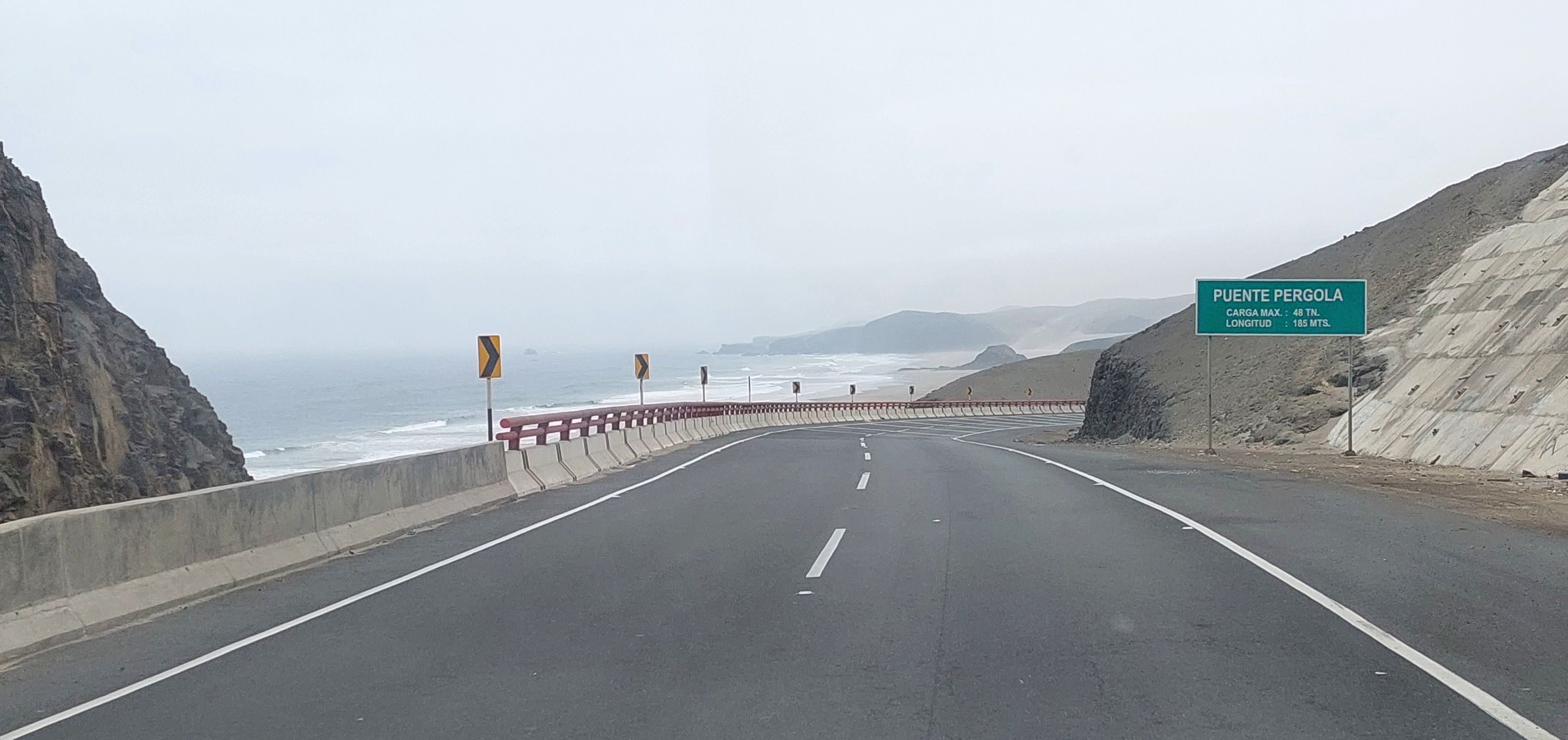 Travesía Cañete - Nuevo Chimbote, Perú Norte: paisaje en carretera