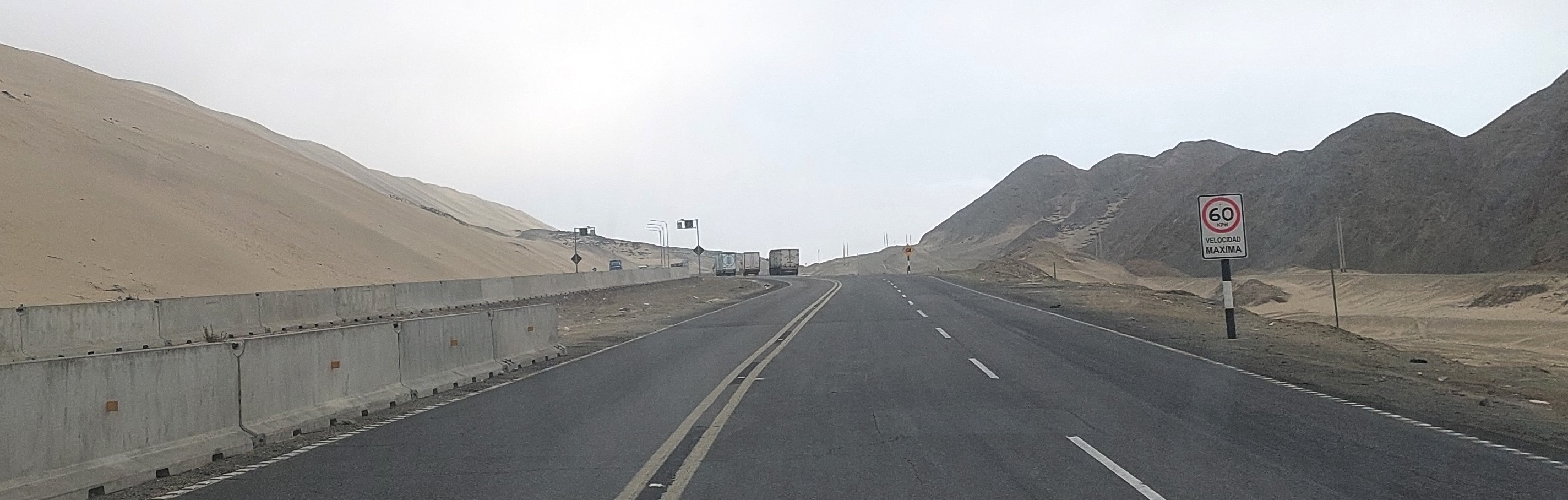 Ruta Nuevo Chimbote - Piura, camiones en carretera del norte de Perú