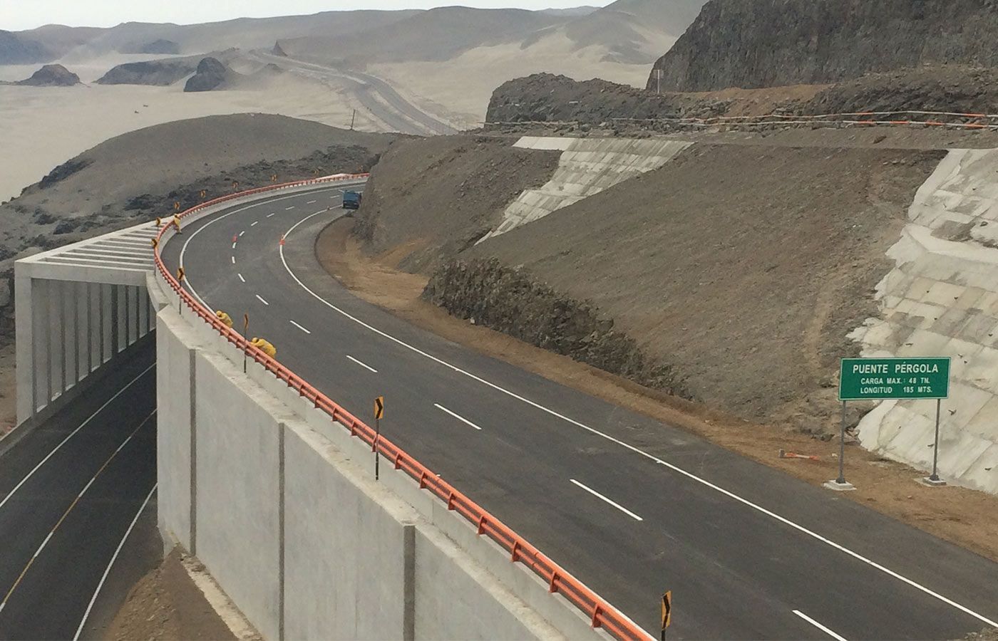 Ruta Cañete - Nuevo Chimbote, Perú norte: puente Pérgola