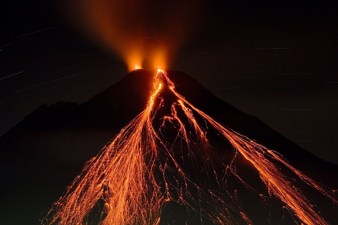 Erupción nocturna del Arenal, https://commons.wikimedia.org/w/index.php?curid=4398466
