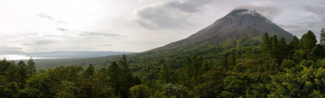 Volcán y Laguna Arenal de Costa Rica