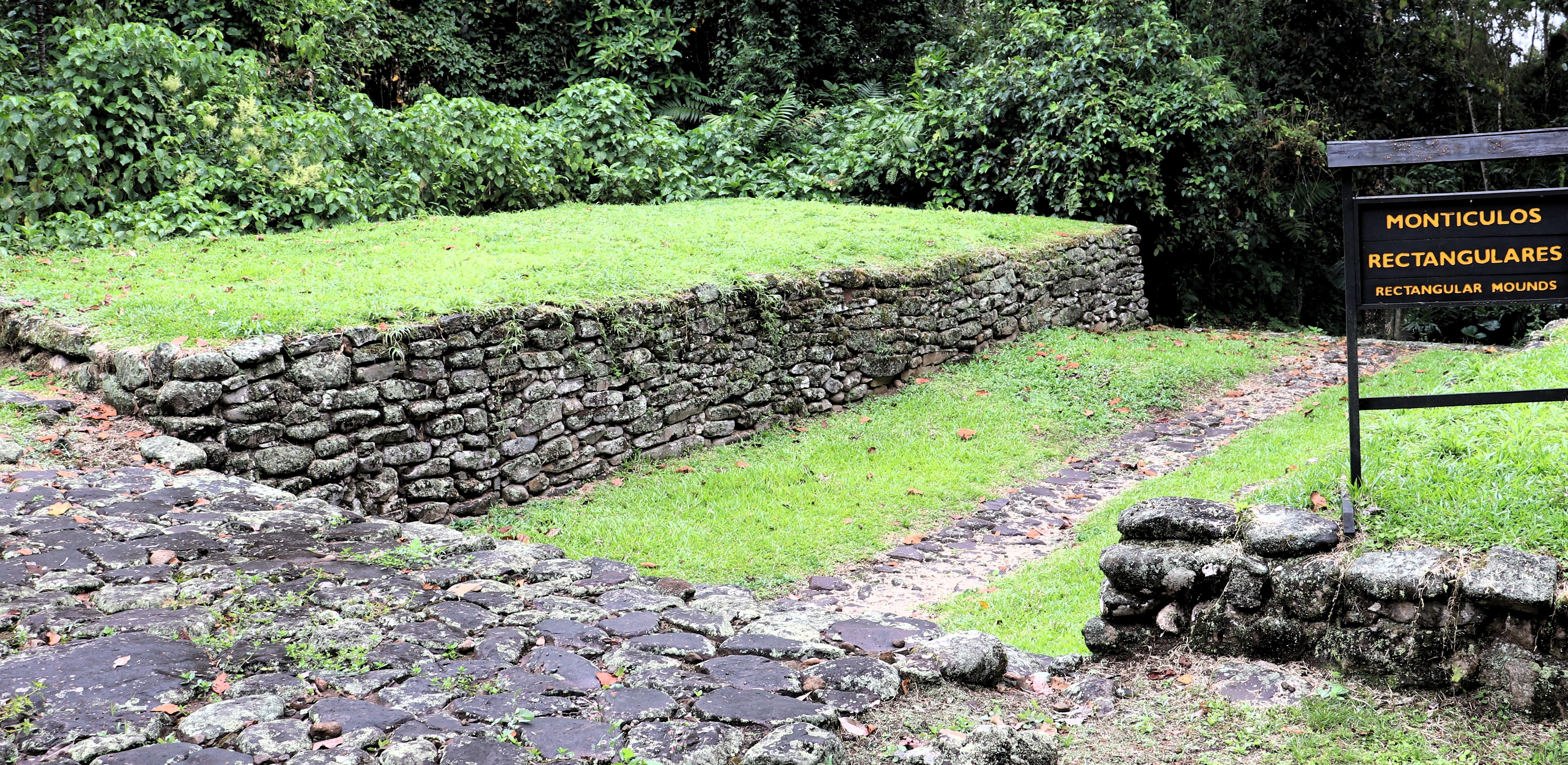 Montículo rectangular, ruta Monumento Nacional Guayabo