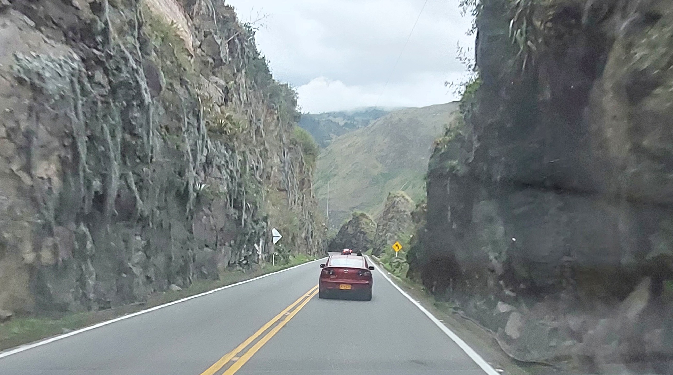 Ruta Pichincha - Pasto, carretera en en el descenso hacia el Pedregal