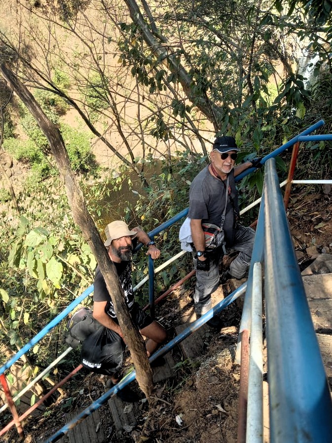Luis Carlos y Javier subiendo los 200 escalones, ruta catarata El Encanto, Esparza, Costa Rica